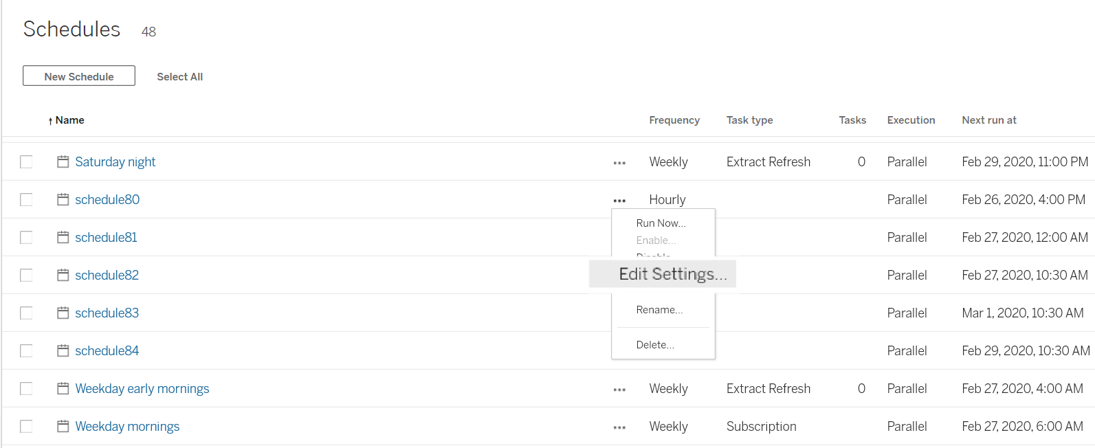 Uma lista de atualizações de extração agendadas com opções para editar configurações, executar agora, renomear ou excluir.